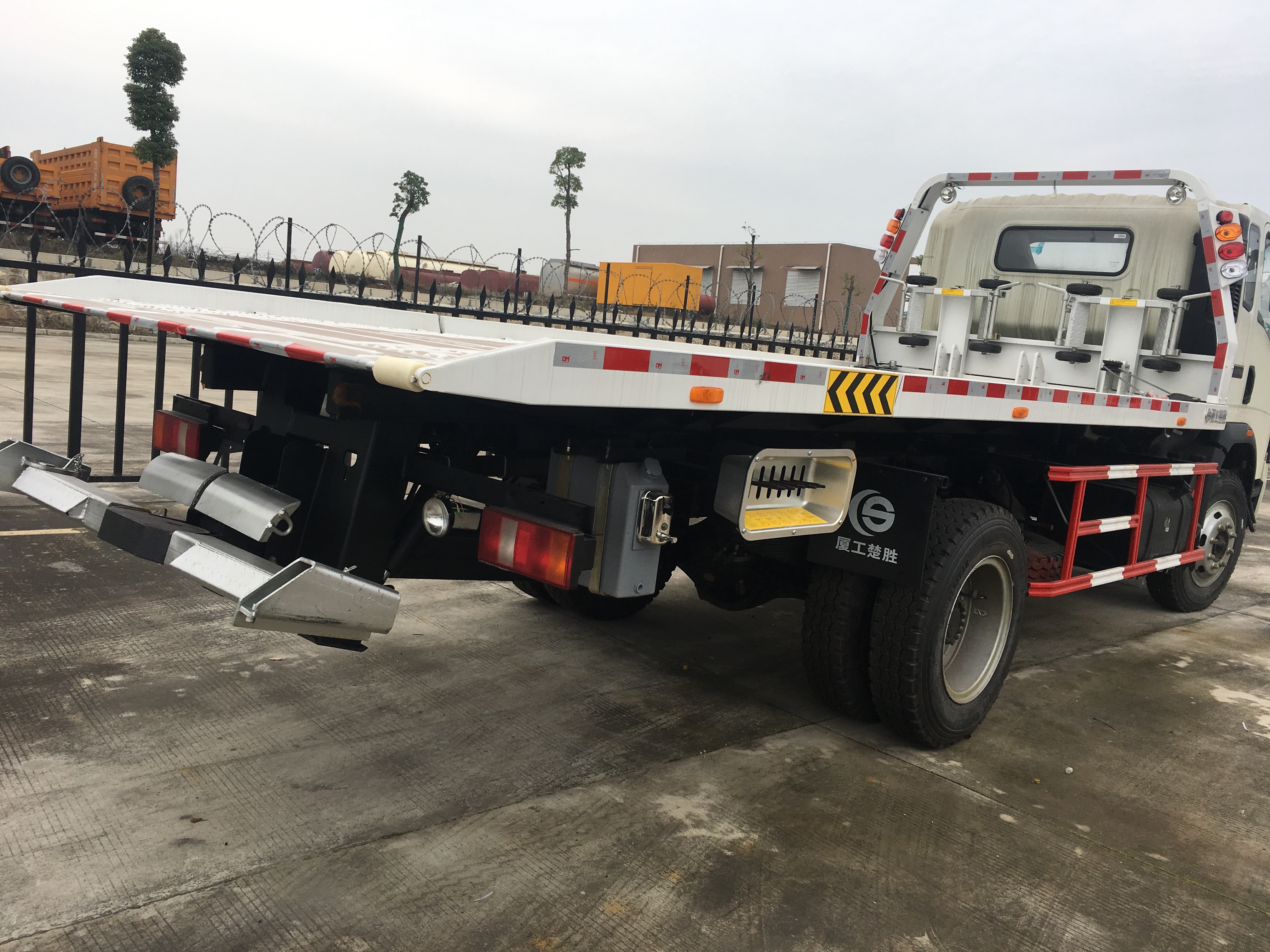 Cheap price HOWO 4x2 light duty 10 tons flatbed lorry truck