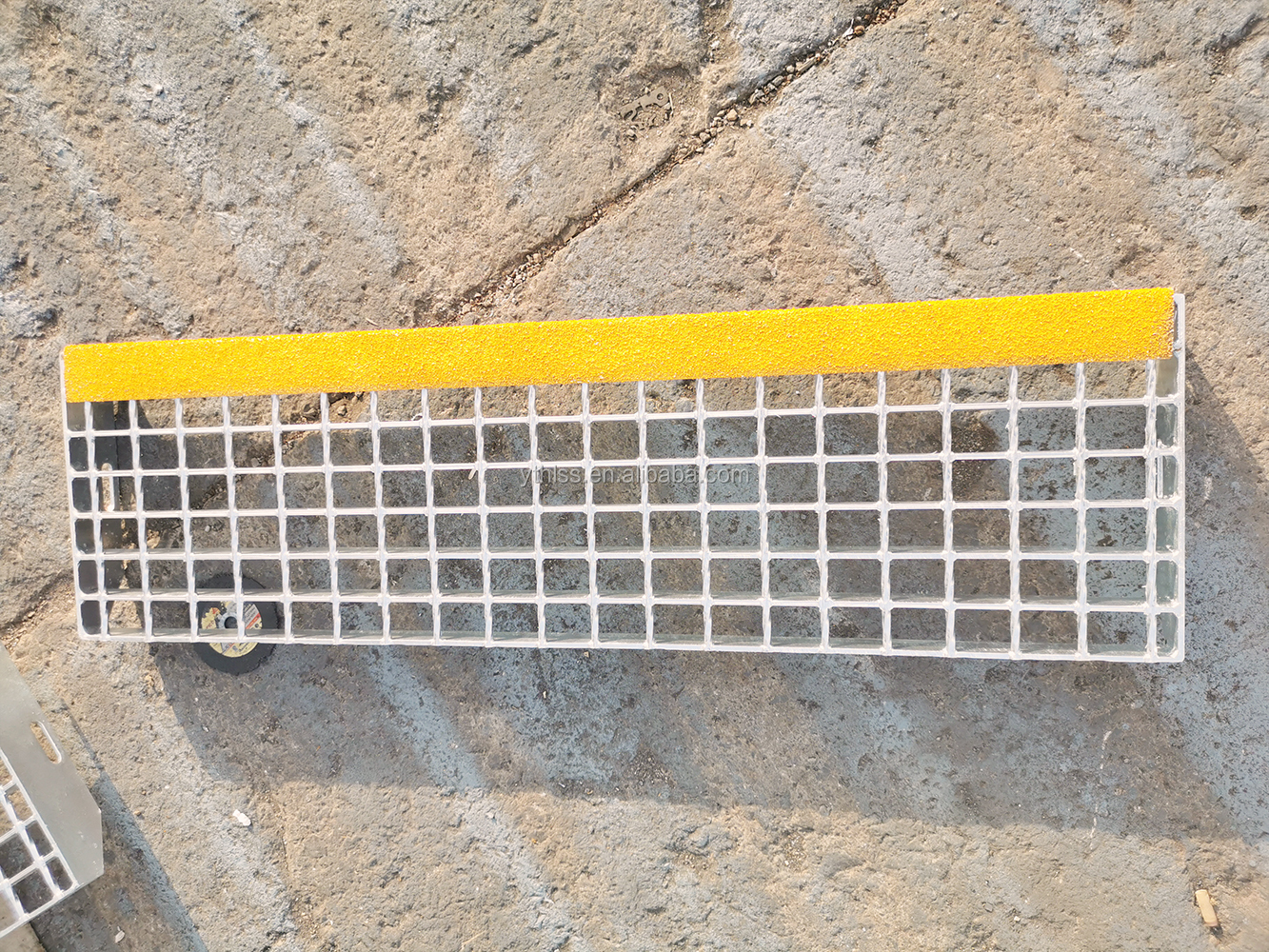 Galvanized CS Stair Tread Gratings with Yellow Abrasive Nosing