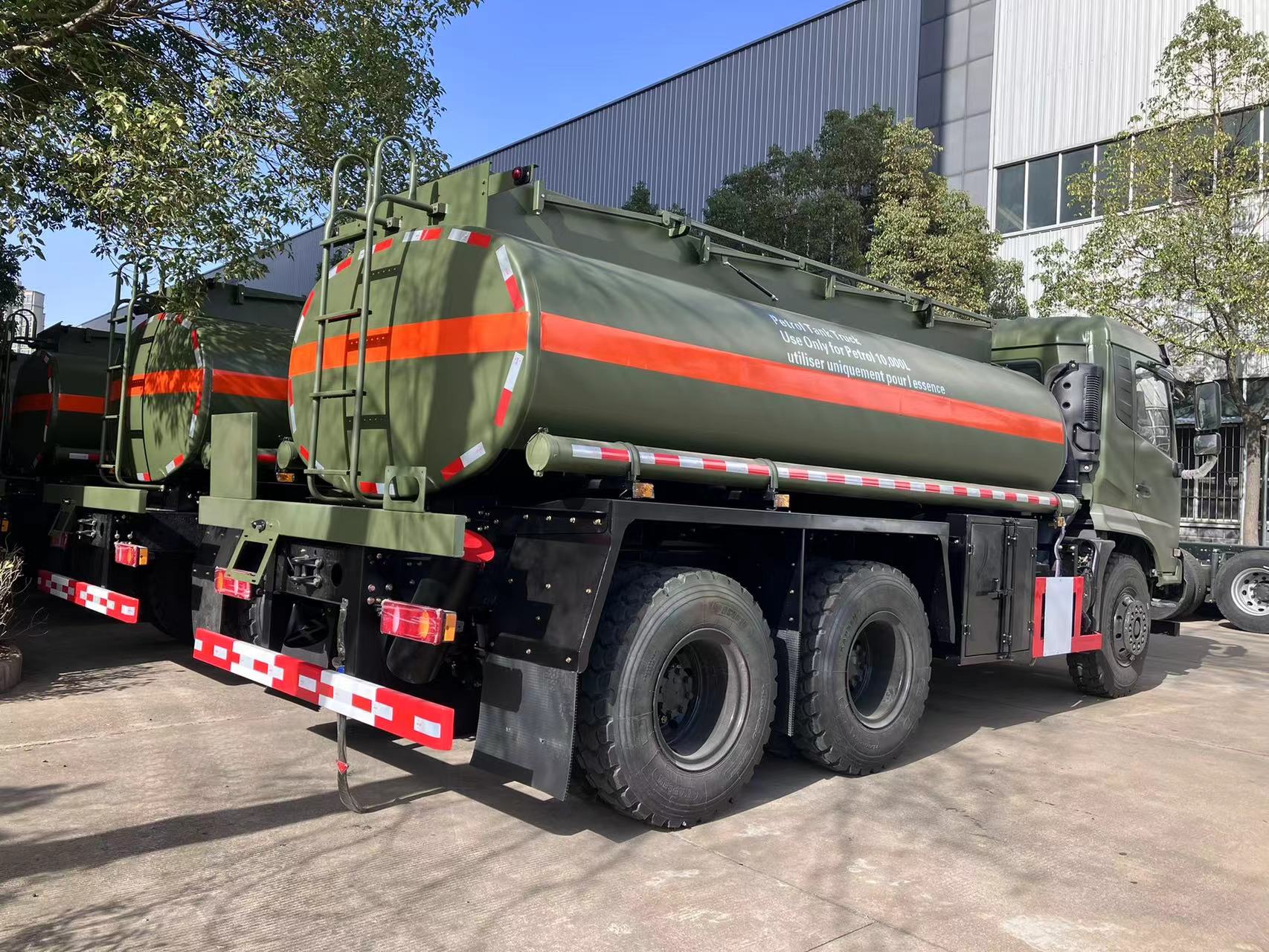 Dongfeng 6x6 camión de combustible (1) DONGFENG 6x6 Fuel Truck (1)