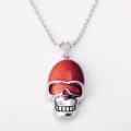 Colgante de piedras preciosas de calavera dorada roja con cadena de plata