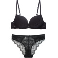 Set reggiseno e mutandine con coppa push up in pizzo da donna in stock