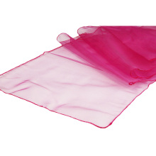 Chemin de table en organza rose fuchsia pour mariage