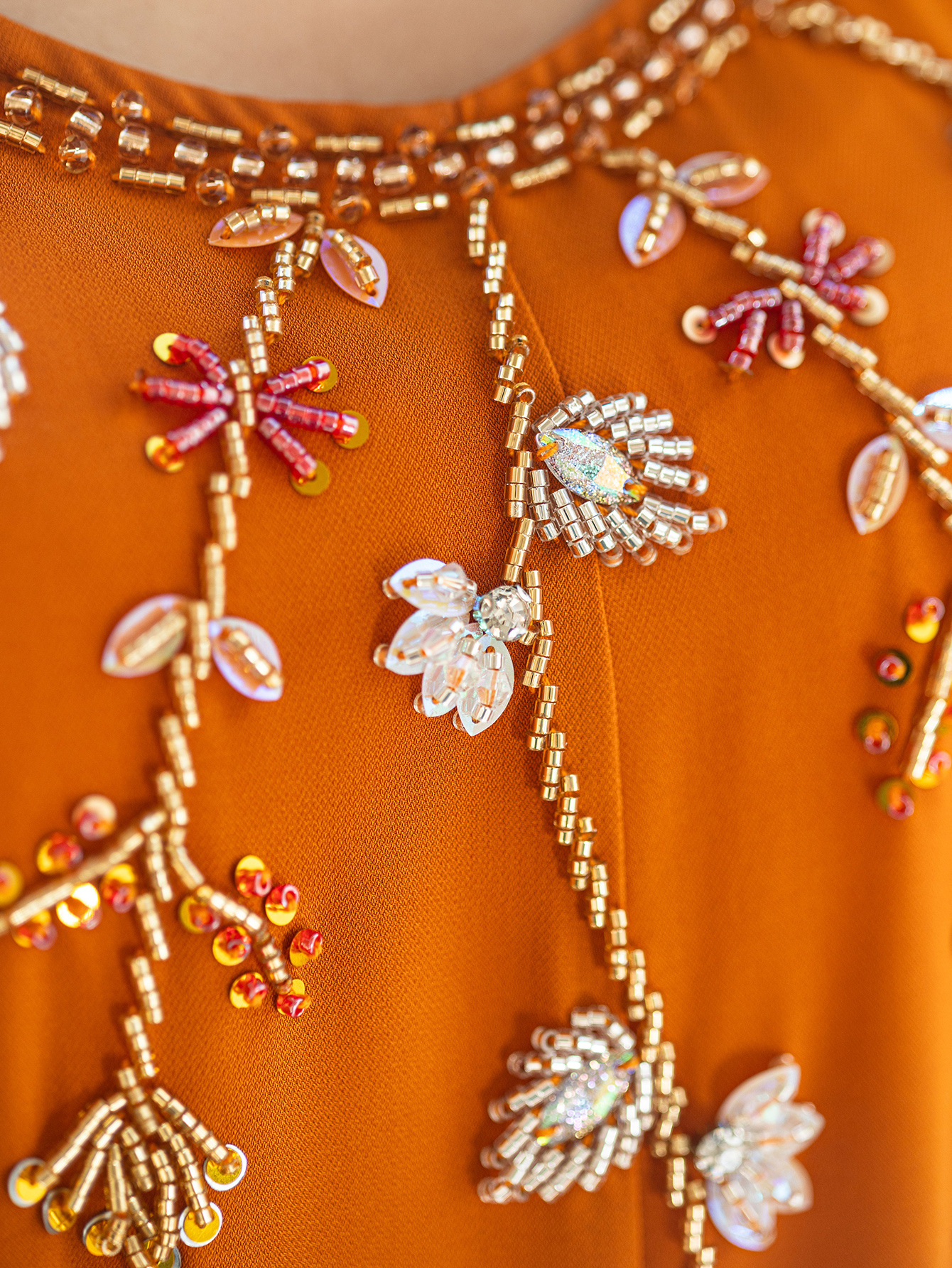 جزئیات کاردستی لباس کتانی عبای نارنجی مهره دار دستی Hand Beaded Orange Linen Abaya Dress Craft Detail