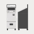 Bargeld und Münze ziehen Geldautomaten für das Logistikserviceunternehmen ab