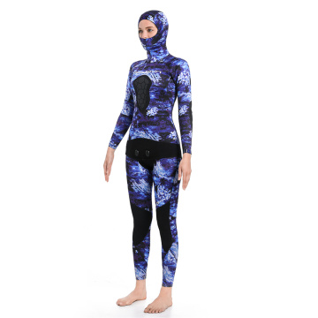 Người phụ nữ trên bờ biển có hai miếng áo khoác camo wetsuits