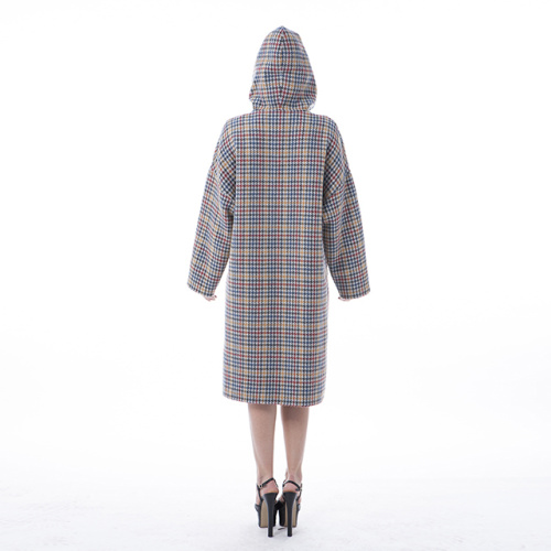 A long cashmere overcoat with thousand-bird checks