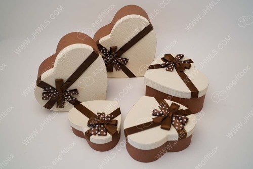 Ribbon spotted rice heart shaped gift box