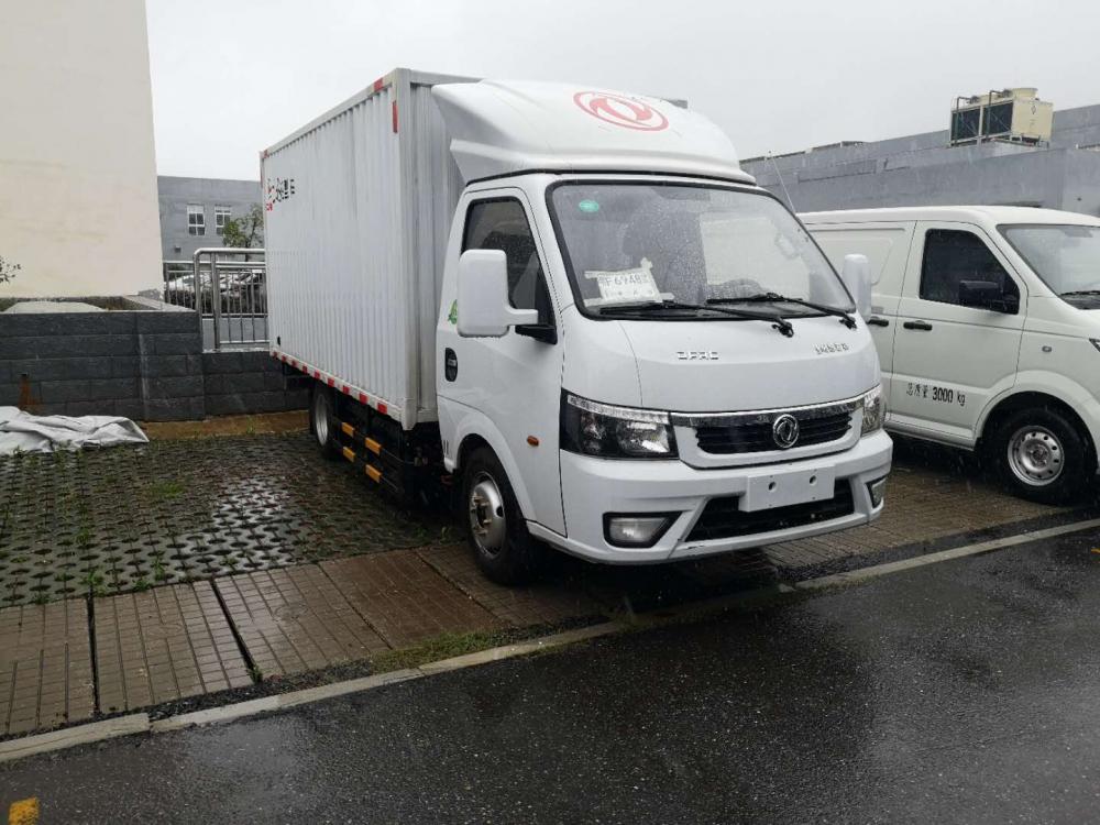 Dongfeng New Brand Truck 4x4 مع شاحنات شحن Box Body مع النسخة الأوروبية والإصدار الكوري