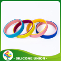 Pulseira de silicone personalizada em relevo com mistura de cores em relevo