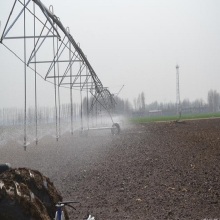 Diâmetro do aspersor até 1200 metros, a rotação sem água pode ser realizada nas duas extremidades da terra cultivada