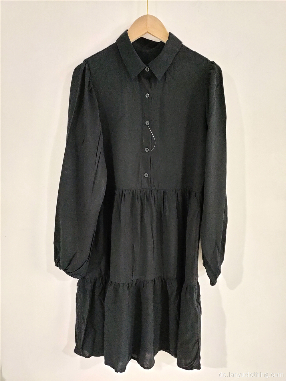 Schwarzes Kleid mit langen Ärmeln und Stehkragen