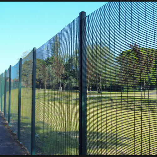 Valla de seguridad 358 galvanizada por inmersión en caliente.