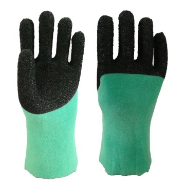 Hellgrüner PVC-Handschuh. Schwarzes Schaum-Finish