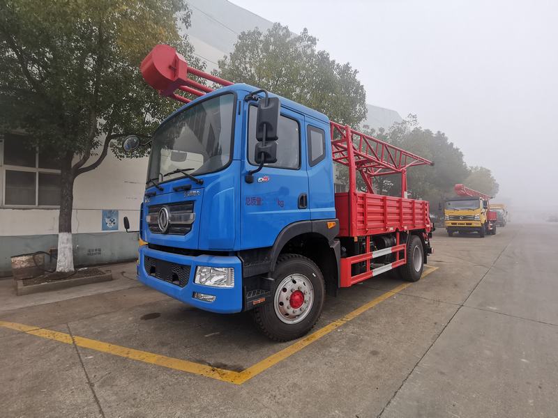 6-Wheeler Overhead Work Manlifter Bucket Truck. الشاحنة العلوية ذات 6 عجلات