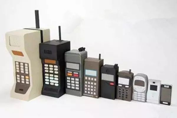 Con el progreso de la ciencia y la tecnología, los teléfonos móviles son cada vez más pequeños. With the progress of science and technology, mobile phones are becoming smaller and smaller.