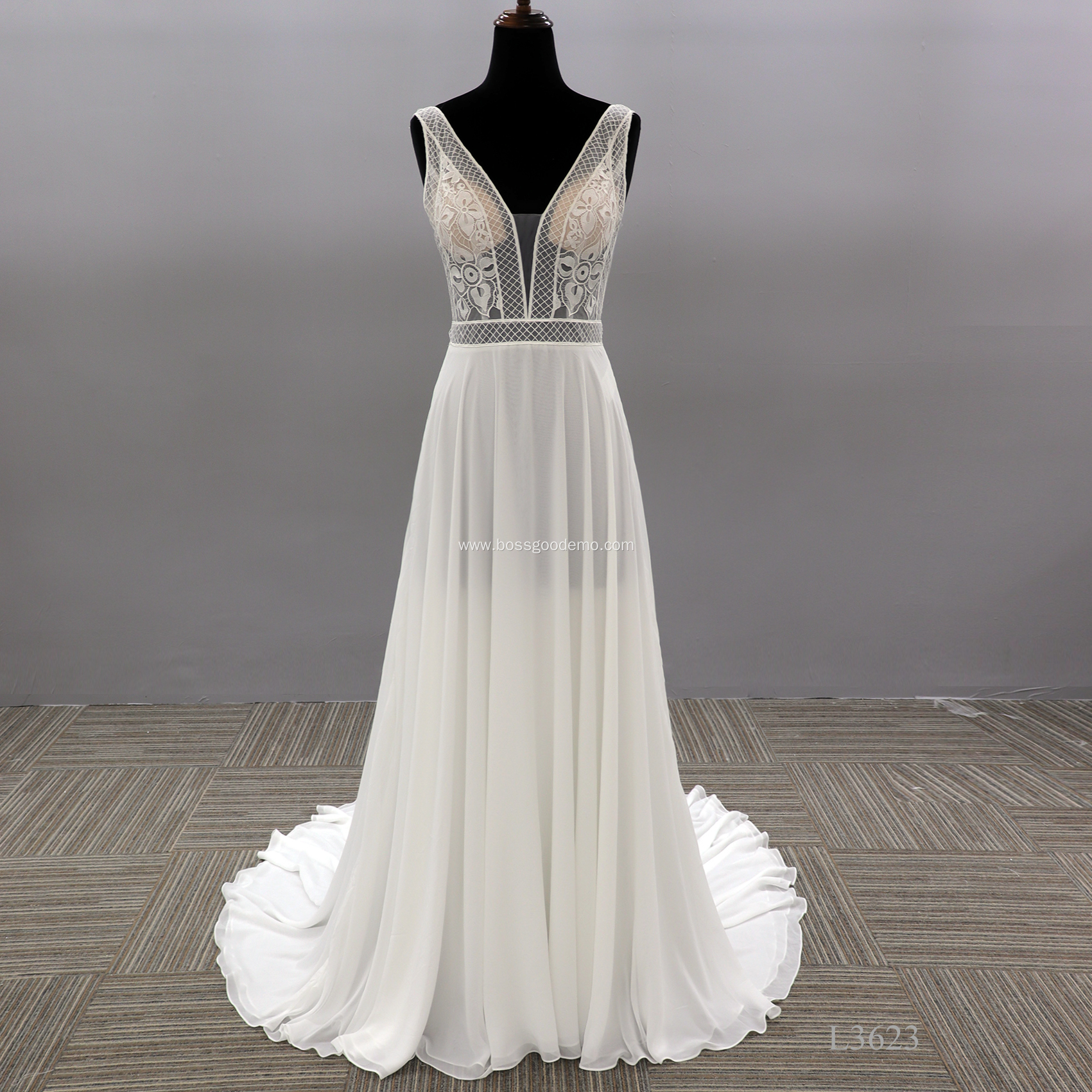 Bridal Gowns Sexy Backless Sleeveless Illusion V Neck Chapel Train Hot Sale Lace Wedding Dress