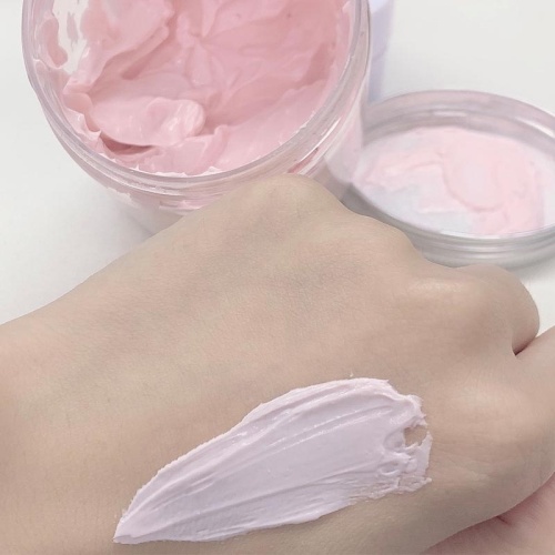 masque de boue rose pour le soin du visage plus doux et plus lisse