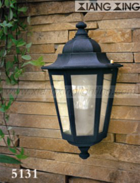 Classic outdoor wall lantern