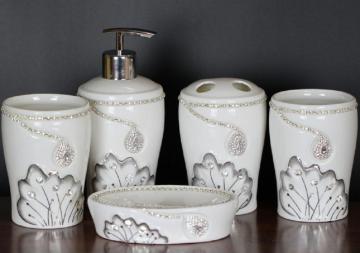 5 PC Of Ceramic Bath Sets