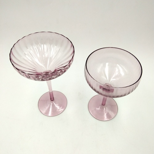 Taza de cristal de martini hecha a mano de moda con acanalado