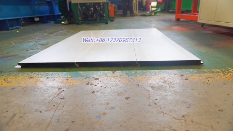 The automatic type-changing buckle wall panel machine