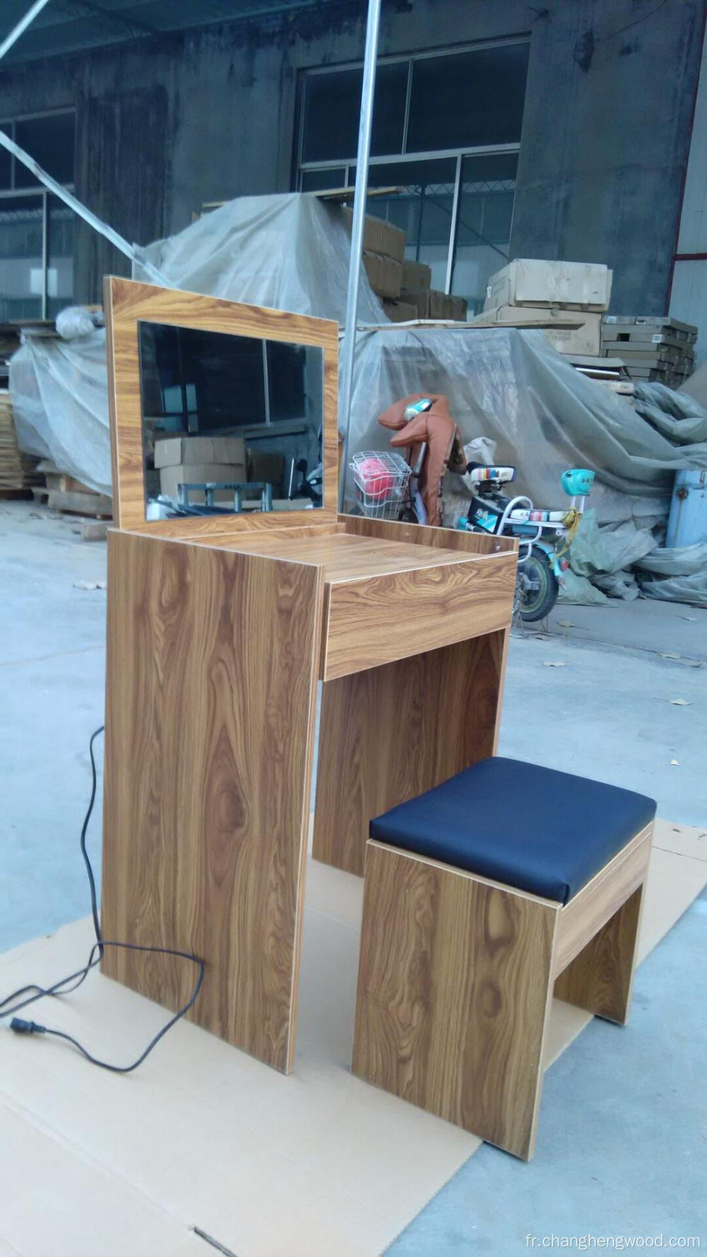 Commode en bois simple à la mode ou table de derss avec un tiroir