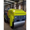 Mini Ride On Road Roller compactando asfalto