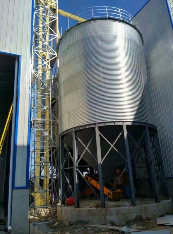 Steel cone base silo