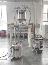 Small-scale compact helium liquefier