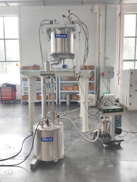 Small-scale compact helium liquefier