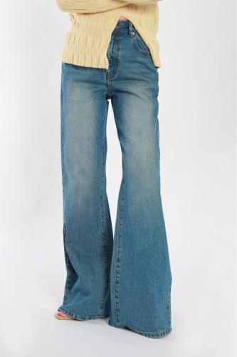 Açık mavi geniş bacaklı kot pantolon