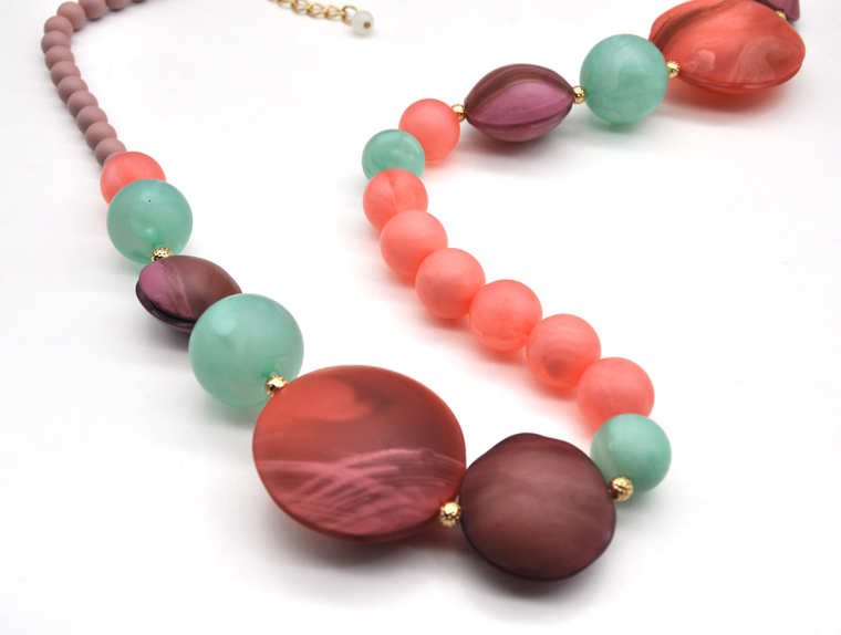 2021 winter and autumn series long acrylic and resin green and rose red beaded necklace