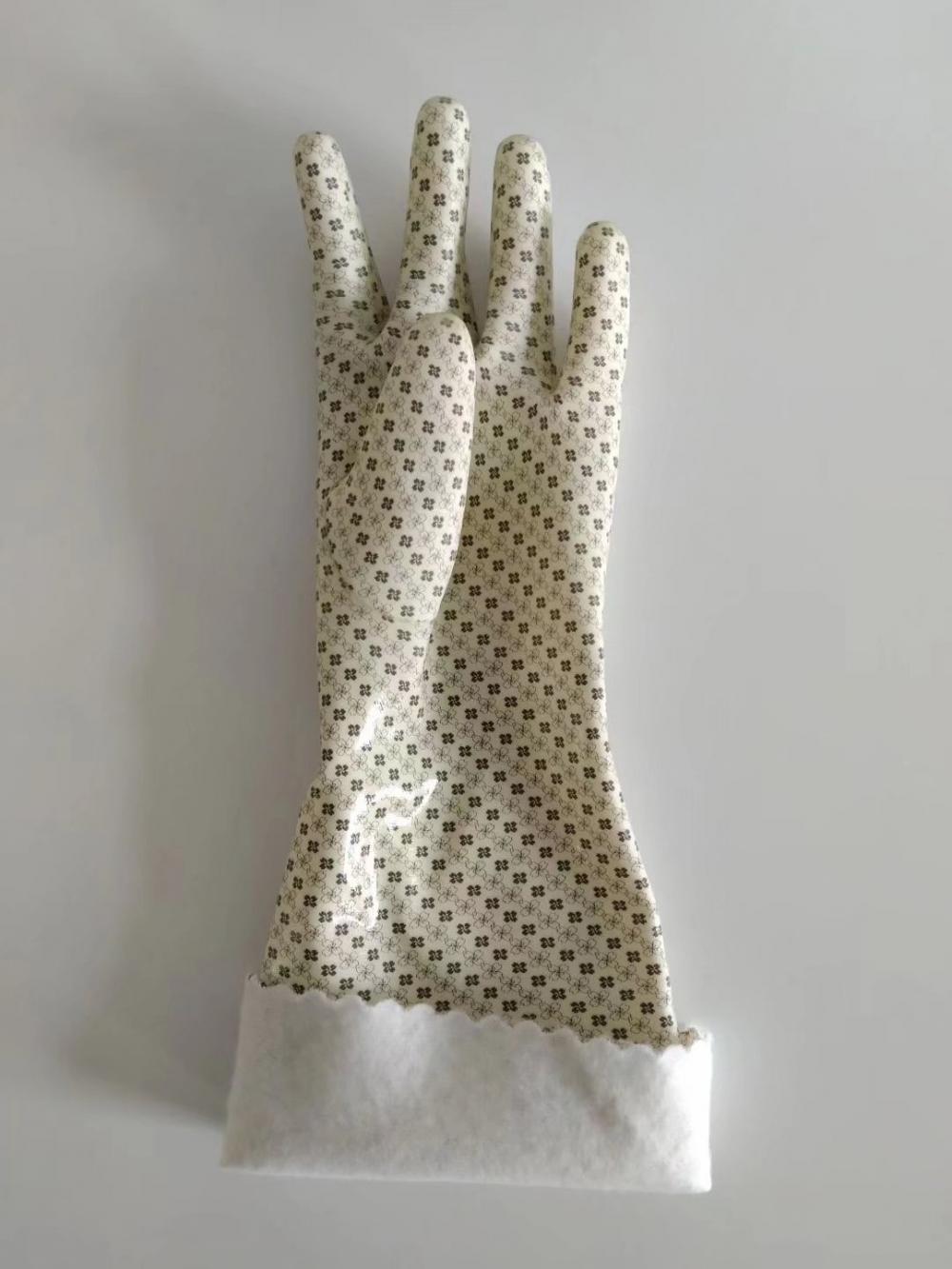 Los guantes transparentes de la cocina.
