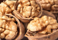 Gred pertama walnut di shell cahaya besar keping