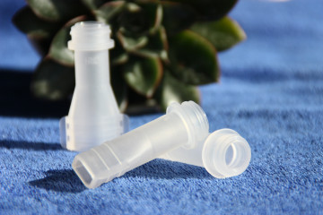 Plastic port for infusion bag connection