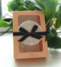cake box with doily