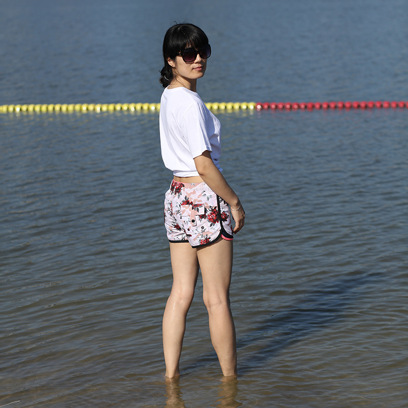 Schwimmen Sie schnell trockenes Wasser ab, das das Schwimmen von Frauen schwimmt, kurz