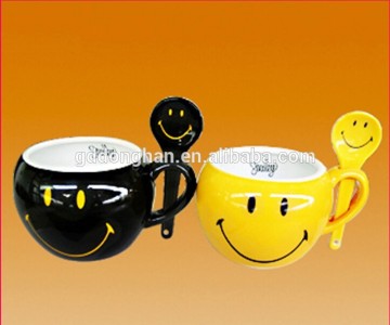 high quality factory sale glazed smile face porcelain mug with spoon