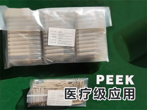 Überlegene Biokompatibilität in chirurgischen Instrumenten und orthopädischen Implantaten mit Peek -Kunststoff im Operationssaal oder im Körper.4 Superior biocompatibility in surgical instruments and orthopedic implants using PEEK plastic in the operating room or inside the body.4