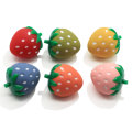 Fragola Kawaii all&#39;ingrosso con ciondoli in resina con foro da 3 mm Decorazione in miniatura di frutta 3D Decorazione artistica fai-da-te Ornamento per cravatte per capelli per bambini