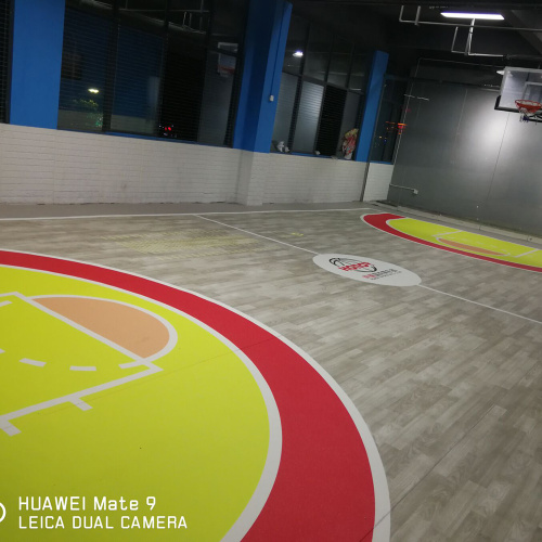 Lantai bola basket permukaan kayu maple