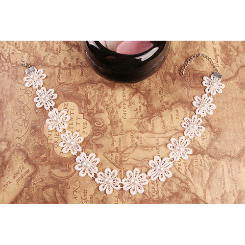 Contracted Lace Flower Modelling Pearl Necklace