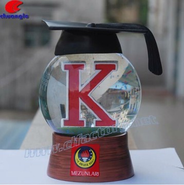 Polyresin souvenir snow globe, make custom yard snow globes photo water ball
