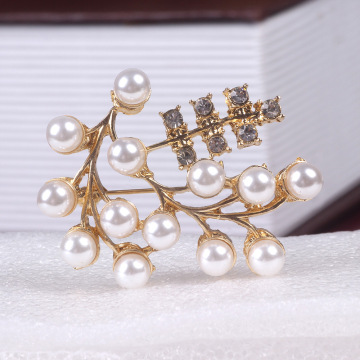 Fashion pearl brooch contracted design