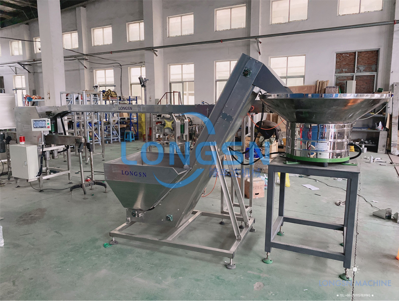 Fully automatic plastic water juice pet bottle handle ring lifting inserting machine handle applicator machine