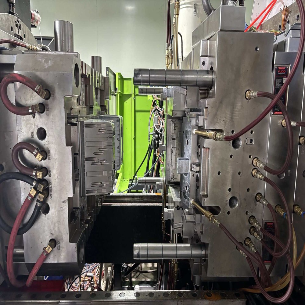 O molde de injeção está na máquina de moldagem por injeção. The injection mold is on the injection molding machine.