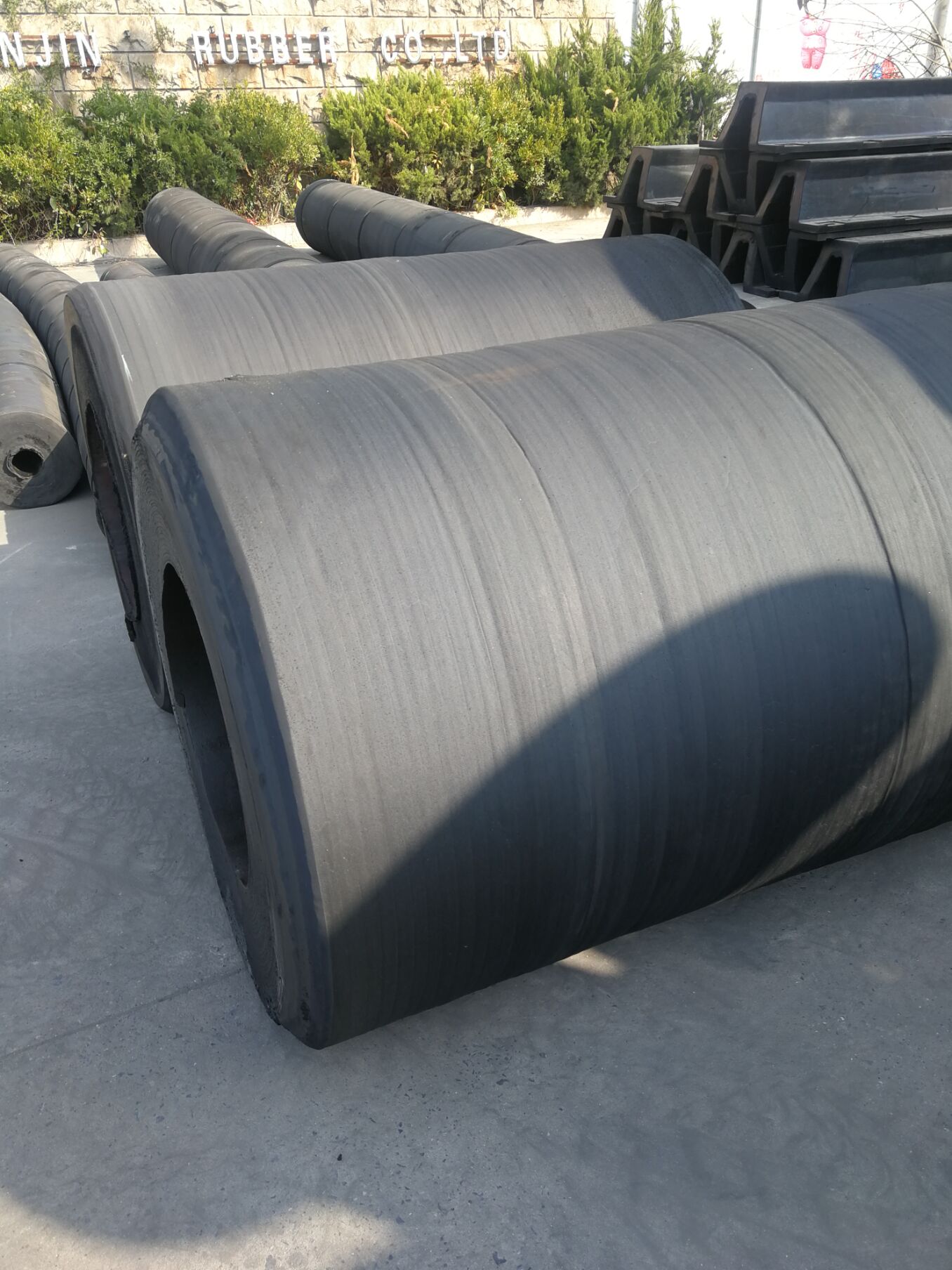 Hollow cylindrical rubber fender for yacht