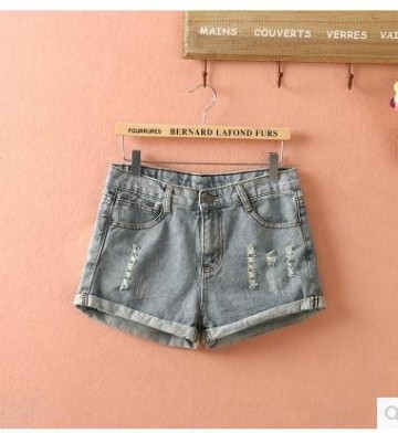 The summer of 2015 LADIES SHORTS denim shorts are a frayed hem the denim shorts