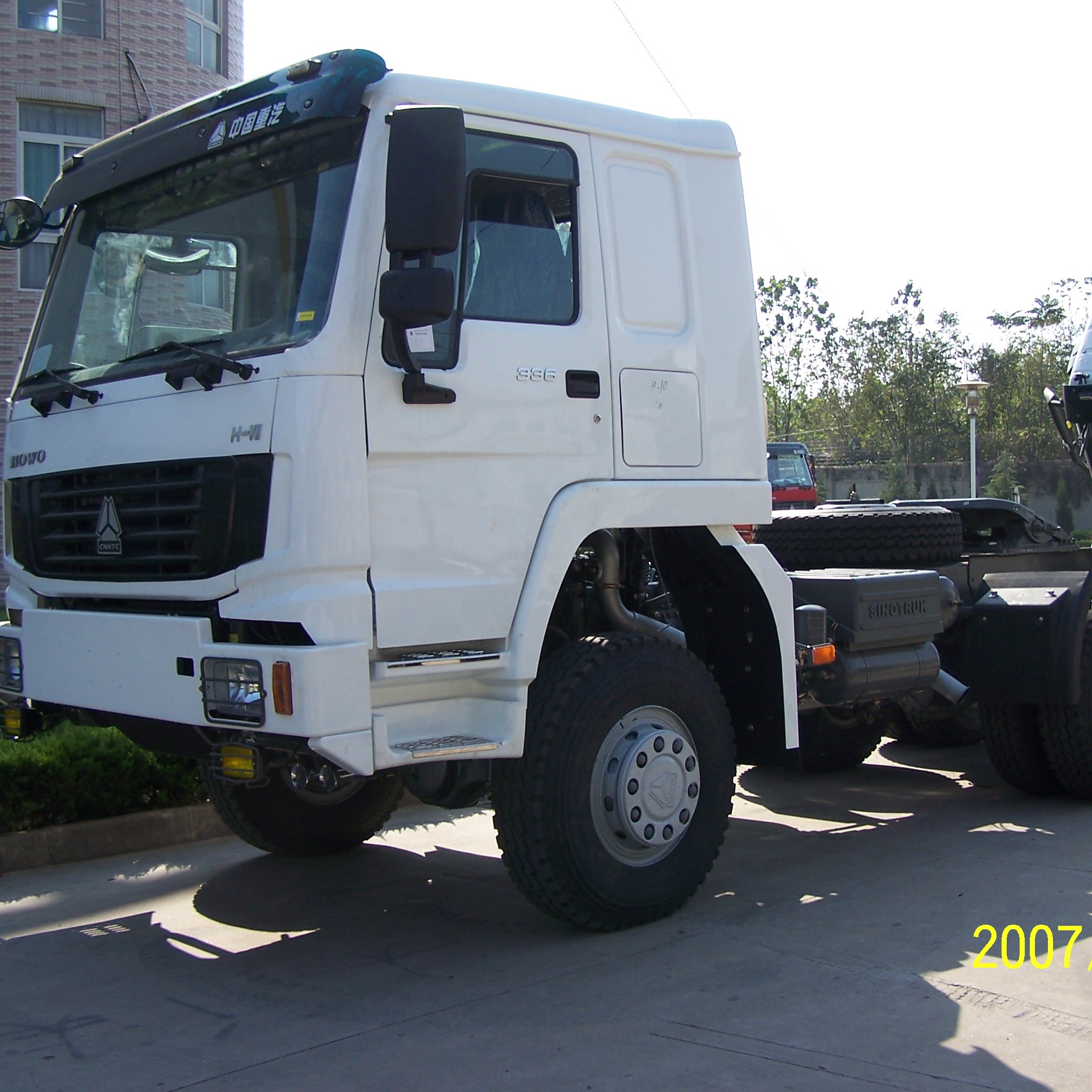 SINOTRUK HOWO tractor truck 6x6 prime mover for sale