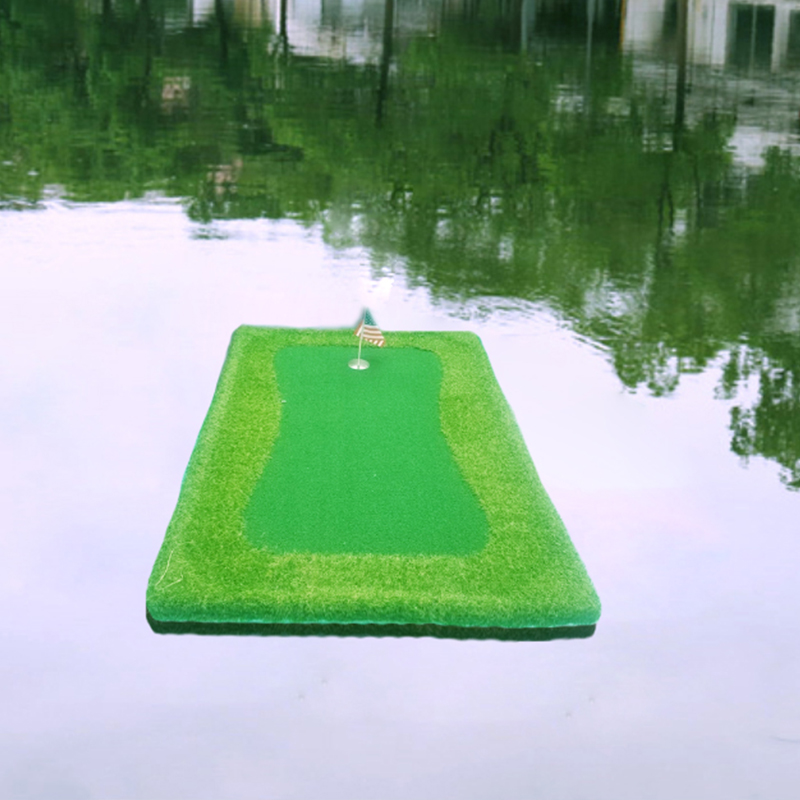 ممارسة لعبة الجولف العائمة على الوضع الأخضر مع حصيرة